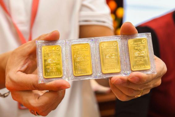Năm 2024 cầm vàng lãi suất bao nhiêu là tốt cho người đi cầm?